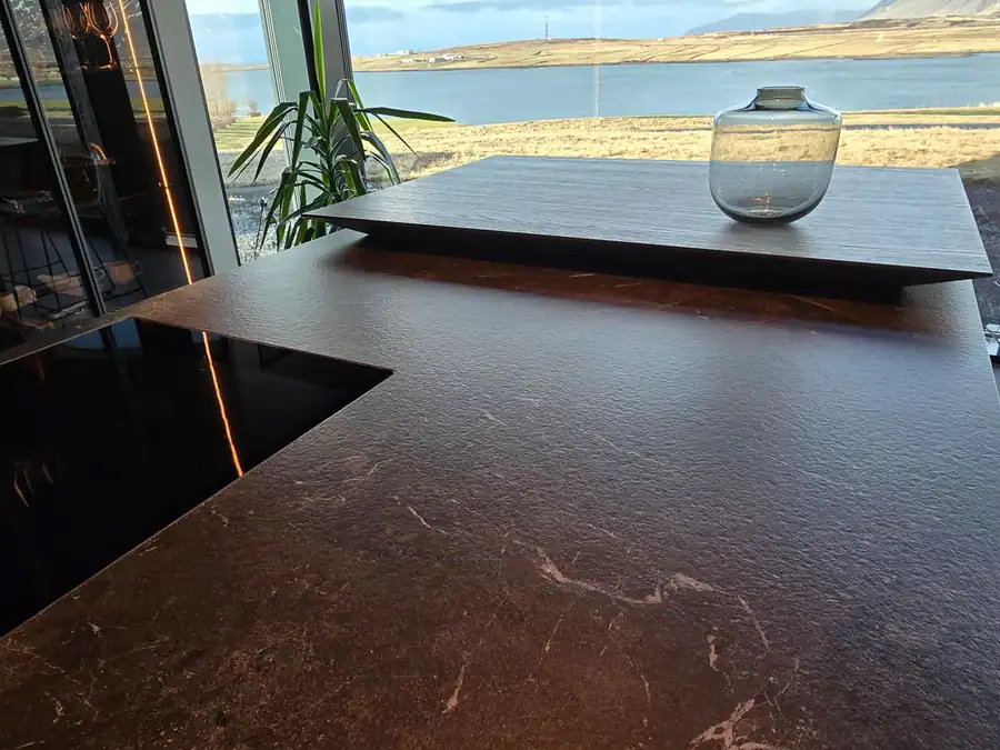 Dökk steinborðplata og útsýnið fyrir utan