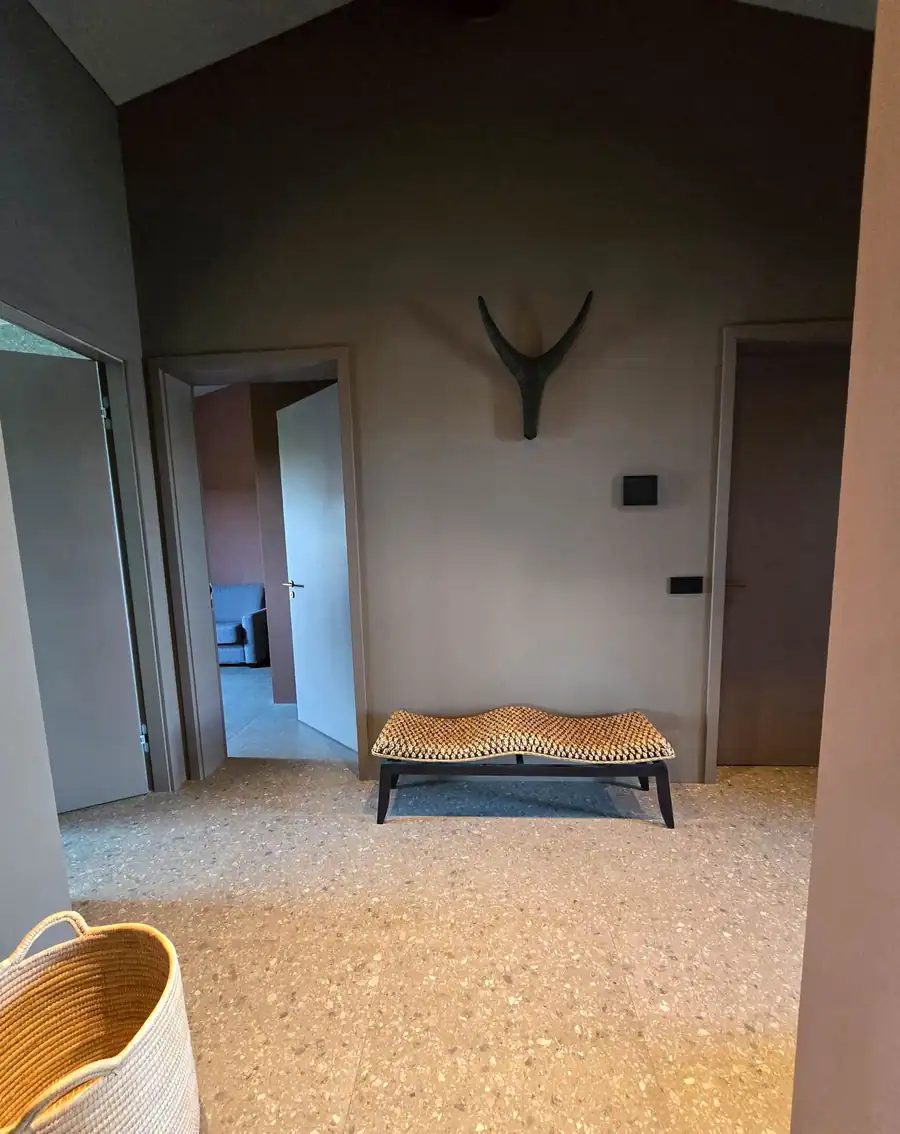 Forstofa með terrazzógólfi og hornum á vegg