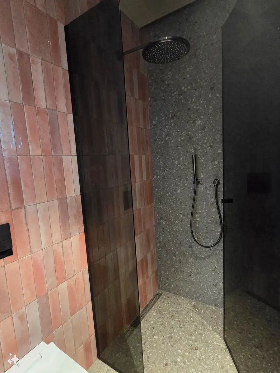 Sturta með terracotta zellige-flísum á móti terrazzó