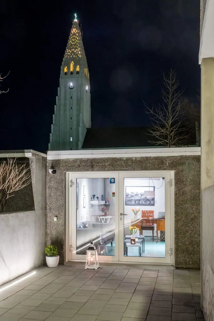 Útsýni úr garðinum að Hallgrímskirkju að kvöldi