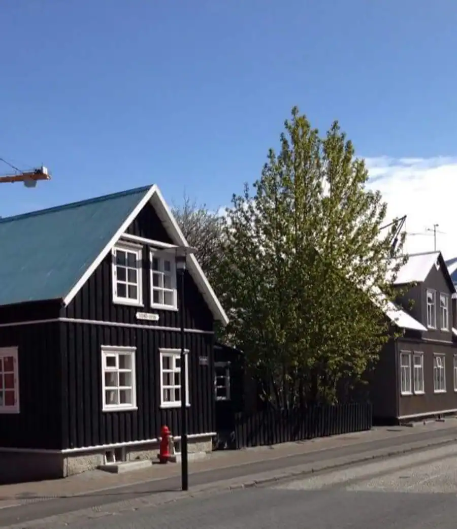 Svart bárujárnshús við götuna í miðborginni