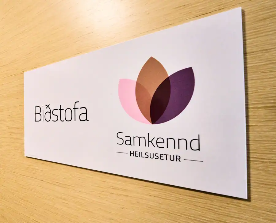 Merking heilsuseturs á viðarvegg í móttöku