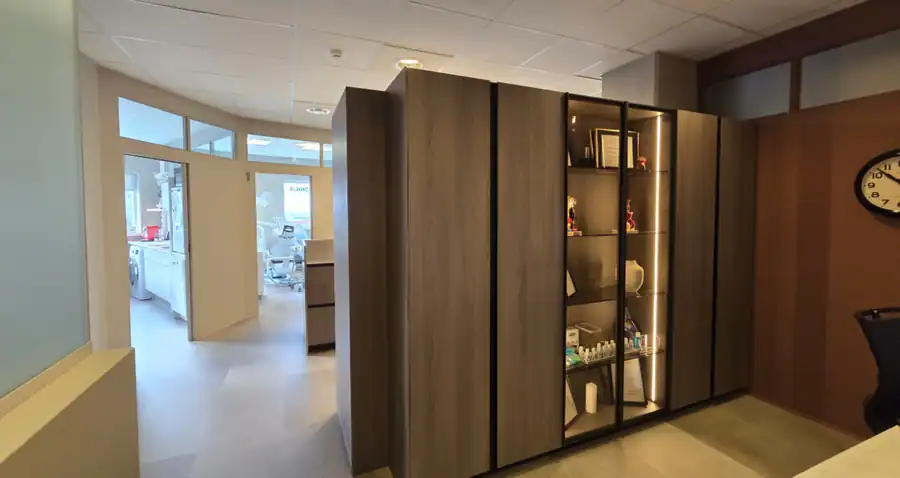 Vinnuborð með vaski og viðarinnréttingu