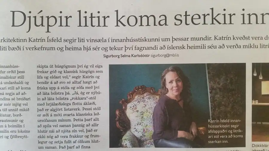 Blaðagrein með fyrirsögninni „Djúpir litir koma sterkir inn“ og mynd af Katrínu