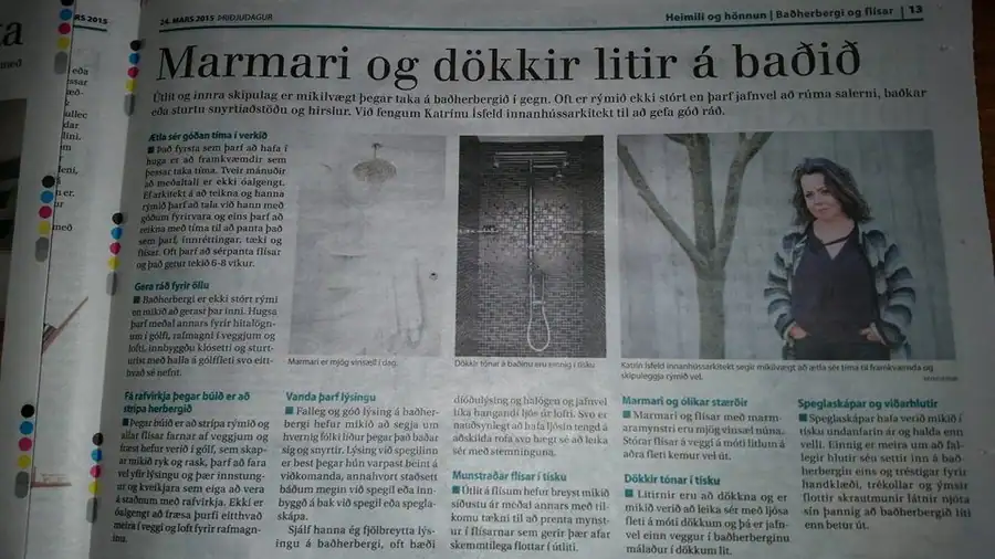 Blaðagrein á heimilis- og hönnunarsíðu með fyrirsögninni „Marmari og dökkir litir á baðið“