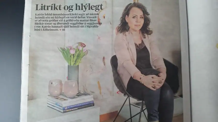 Blaðagrein með fyrirsögninni „Litríkt og hlýlegt“ um heimili Katrínar í Álfheimum