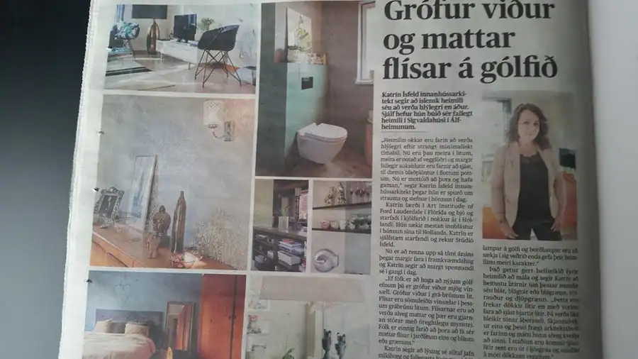 Blaðagrein með fyrirsögninni „Grófur viður og mattar flísar á gólfið“